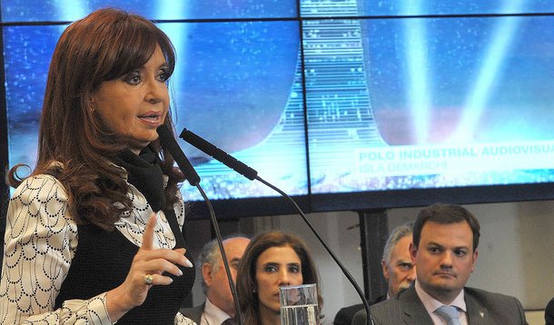 Congresso argentino aprovou na madrugada desta quinta-feira uma lei para mudar a sede de Nova York a Buenos Aires para o pagamento dos títulos de sua dívida, incluindo Paris ou onde os credores desejarem como sedes alternativas de cobrança; objetivo país de Cristina Kirchner é evitar um bloqueio judicial de fundos nos Estados Unidos