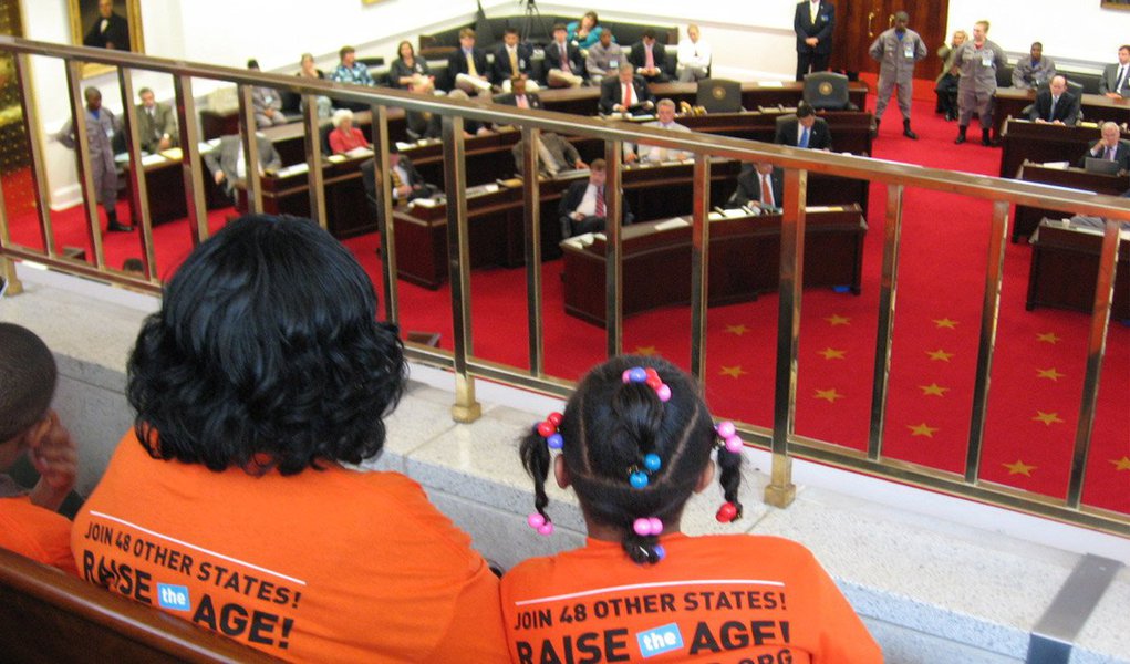 Ao contrário do Brasil, onde a Câmara dos Deputados, sob a presidência de Eduardo Cunha (PMDB), avança na tentativa de reduzir a maioridade penal, alguns estados americanos estão debatendo aumentar a idade em que jovens são tratados como adultos pela Justiça; no Texas, três projetos de lei em tramitação pretendem elevar de 17 para 18 anos a idade para alguém ser julgado pela Justiça comum. Em Nova York, uma comissão convocada pelo governador recomendou ao Legislativo que a idade deveria subir dos atuais 16 para 18 anos; campanha "Raise the Age" ("Aumente a idade") também ganhou destaque neste ano na Carolina do Norte e em Wisconsin