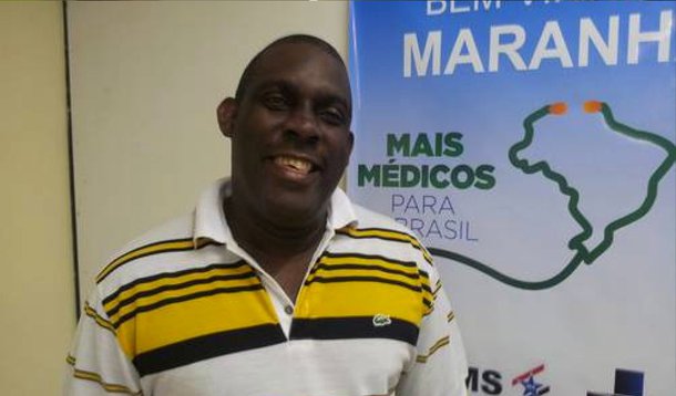 Símbolo do programa Mais Médicos, por ter sido chamado de escravo quando chegou ao Brasil, o cubano Juan Delgado continua trabalhando com entusiasmo no interior do Maranhão, mas reclama da falta de profissionais de áreas especializadas para encaminhar seus pacientes que necessitam de cirurgia e/ou tratamento mais específico; "Demora muito tempo para conseguir exames diagnósticos e consultas próprias das especialidades para definir um tratamento adequado para o paciente"