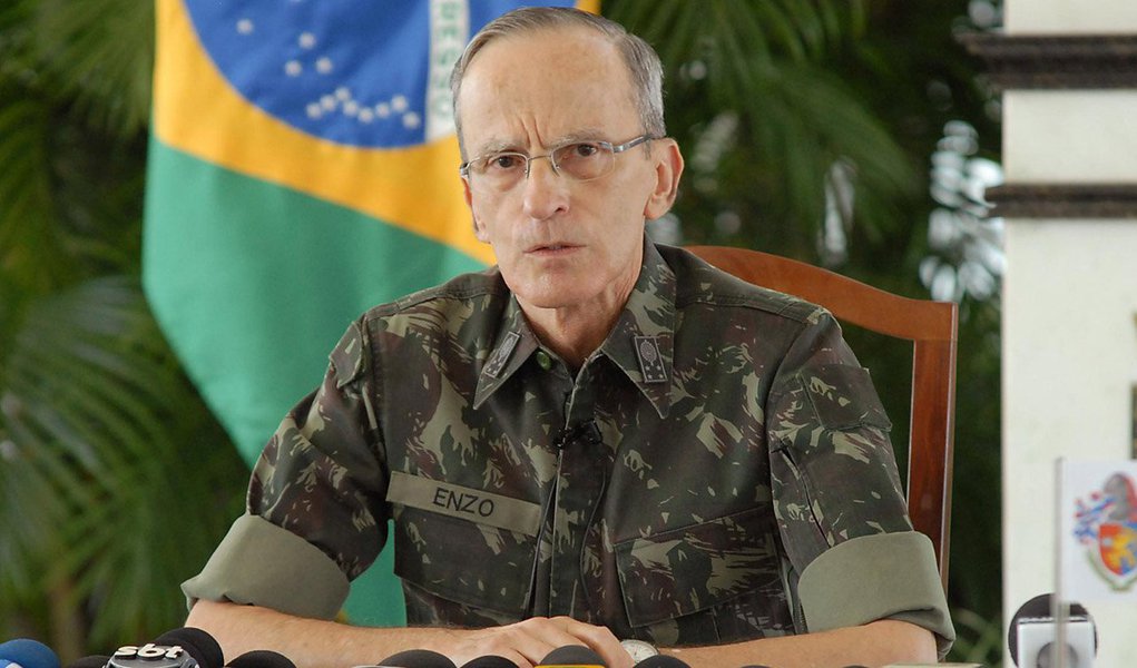 Texto pede à presidente Dilma Rousseff a demissão do general Enzo Peri, comandante do Exército, por “zombar do ordenamento jurídico e da luta por memória, verdade e justiça”; abaixo-assinado já teve a adesão de entidades como o Grupo Tortura Nunca Mais do Rio de Janeiro e de mais 30 vítimas da ditadura e familiares 