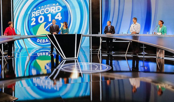 O ponto mais quente do debate de ontem, na Rede Record, foi o duelo entre a presidente Dilma Rousseff e a ex-senadora Marina Silva, que, no debate da Band, havia dito "não fazer oposição pela oposição", citando como exemplo o fato de ter votado contra o seu partido e a favor da CPMF; Dilma questionou Marina, que tentou sair pela tangente, mas os dados do Senado informam que ela votou não quatro vezes: em 18 de outubro de 1995 e 8 de novembro de 1995, no primeiro e no segundo turnos da PEC 40/1995, e também em 6 e 19 de janeiro de 1999, no primeiro e no segundo turnos da PEC 34/1998; "me estarrece que a senhora não se lembre", disse Dilma; "já valeu o debate, Marina foi pega na mentira", disse Rui Falcão, presidente do PT, da plateia