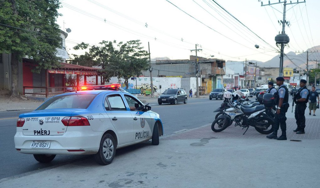 A Polícia Militar (PM) do Rio reforçou o policiamento no Complexo do Alemão com 300 policiais para conter a movimentação dos traficantes de drogas na região, principalmente nas áreas atendidas pelas UPPs Fazendinha, Nova Brasília e Alemão, de acordo com o comandante da Coordenadoria de Polícia Pacificadora, coronel Frederico Caldas; o objetivo do reforço policial é combater o crime organizado no conjunto de favelas do complexo, zona norte do Rio, que já matou 15 PMs desde que a Secretaria de Estado de Segurança (Seseg) iniciou o processo de instalação das UPPs há seis anos