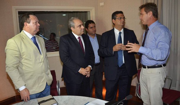 Governador do Maranhão, Flávio Dino reuniu-se, no Palácio dos Leões, com representantes do Banco Mundial para abrir um diálogo preliminar sobre possíveis parcerias de crédito e financiamento para a recuperação da barragem do Bacanga, em São Luís; a barragem fica no início da BR-135 e liga o centro de São Luís à região Itaqui-Bacanga, onde está o Porto do Itaqui; de acordo com o secretário de Infraestrutura, Clayton Noleto, a medida irá tranquilizar a população que mora nas imediações da barragem e sofre com a iminência de alagamentos