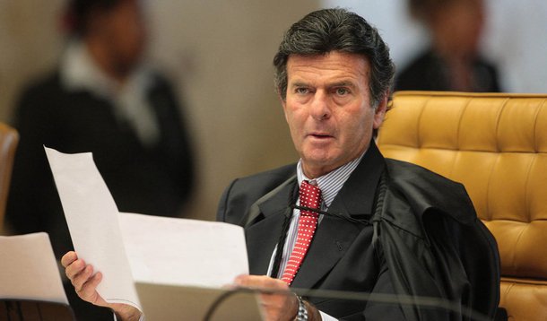 O ministro Luiz Fux, do Supremo Tribunal Federal (STF), decidiu autorizar o pagamento de auxílio-moradia para juízes da Justiça Trabalhista, da Justiça Militar e para magistrados de nove estados que ainda não recebiam o benefício. Na decisão, assinada ontem (25), o ministro estendeu a vantagem, garantida por ele em uma liminar liberando o pagamento para juízes federais; como o valor não é regulamentado pelo Conselho Nacional de Justiça (CNJ), o benefício será de acordo com o que é pago pelo Supremo, aproximadamente R$ 4 mil