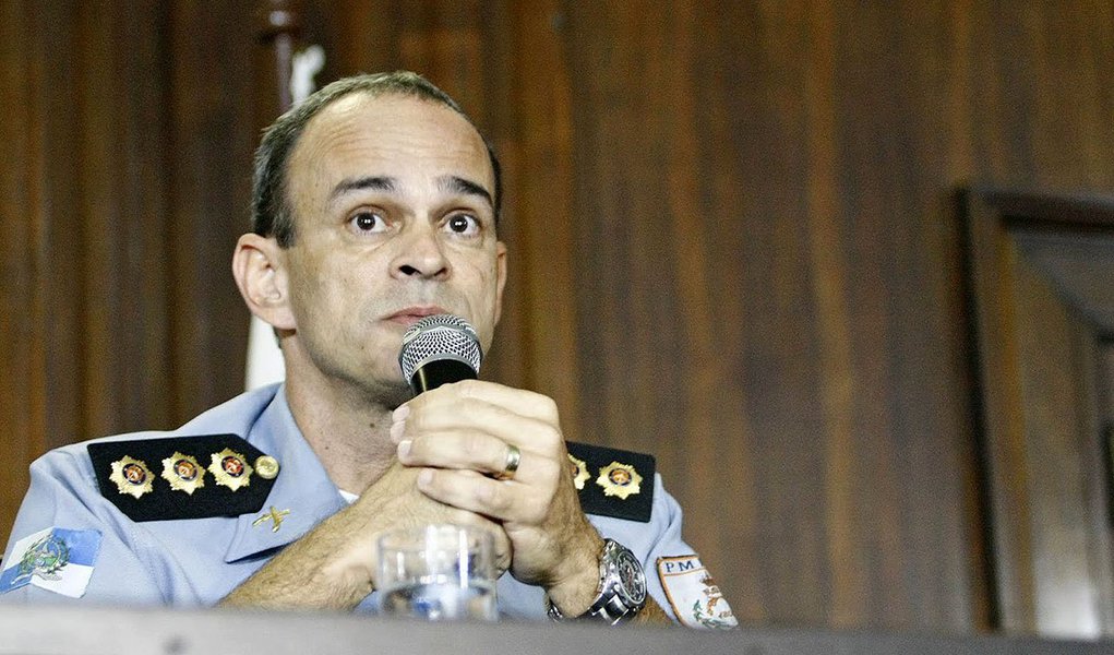 O Ministério Público do Rio de Janeiro (MP-RJ) vai pedir à Corregedoria-Geral da União (CGU) uma investigação pelo aumento de patrimônio do comandante-geral da Polícia Militar (PM), coronel José Luís Castro Menezes; a operação prendeu 25 pessoas, das quais 24 eram policiais militares, denunciados por participarem de esquema de arrecadação de propinas de moradores, do comércio e do transporte irregular em Bangu, na zona oeste do Rio de Janeiro