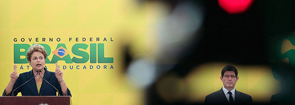 Governo Dilma Rousseff amplia as medidas pelo pacote de ajuste fiscal do ministro da Fazenda, Joaquim Levy, e eleva as alíquotas de contribuição previdenciária das empresas sobre receita bruta, reduzindo na prática a desoneração da folha de pagamentos, iniciada em 2011; o Planalto também limitou os gastos dos órgãos federais, incluindo o Programa de Aceleração do Crescimento (PAC), a R$ 75 bilhões até abril; medida provisória foi publicada nesta sexta-feira