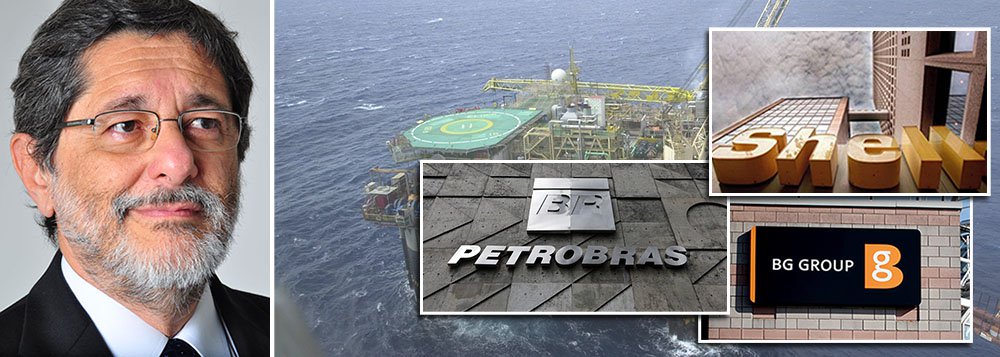 Em artigo especial para o 247, o ex-presidente da Petrobras, José Sergio Gabrielli, avalia os impactos da compra da BG pela Shell por US$ 70 bilhões, o maior negócio realizado no mundo em 2015; "para o Brasil representa um claro reconhecimento da produtividade e oportunidades do pré-sal brasileiro, de onde surgirá o maior potencial de expansão das reservas da nova empresa por décadas, refletindo as expectativas sobre os enormes potenciais desta gigantesca fronteira exploratória de padrão mundial", diz ele; segundo Gabrielli, a operação "representa uma clara preferencia de parte da Shell pelo pré-sal brasileiro sobre a expansão do 'shale gas' americano"; ex-presidente da Petrobras afirma, ainda, que a discussões sobre marcos regulatórios do pré-sal passa a ter um grande ator privado