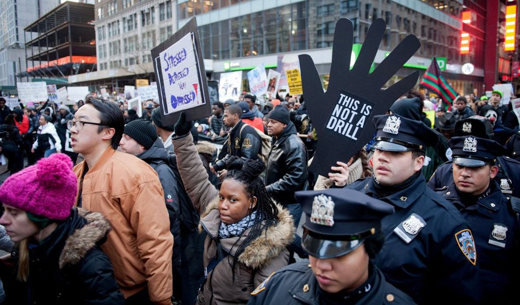 Milhares de norte-americanos foram às ruas em manifestações em defesa da igualdade racial e contra o racismo; moradores de Atlanta, Nova York, Boston, São Francisco e de Washington realizaram os protestos motivados pela morte de afro-americanos por policiais, no estado de Missouri e em Nova York; nas marchas, os manifestantes levavam cartazes com frases “Nenhum mais” e “As vidas dos negros importam” 