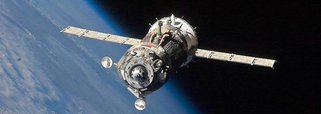 Uma nave espacial russa não tripulada que estava desgovernada no espaço após uma tentativa fracassada de entregar cargas para a Estação Espacial Internacional entrou na atmosfera terrestre na noite de quinta-feira sobre o oceano Pacífico, relatou a agência espacial da Rússia;  cápsula, carregada com mais de três toneladas de comida, combustível e suprimentos para a tripulação da estação, caiu às 23h04 (horário de Brasília), disse a Roscosmos