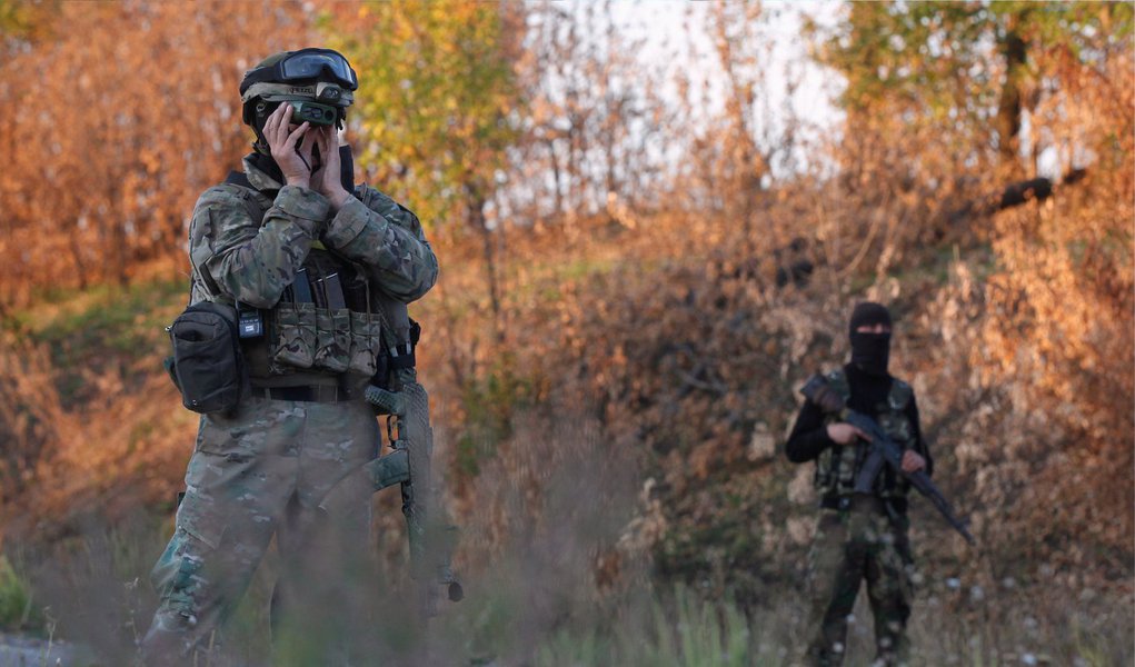"Houve uma retirada significativa dos soldados russos convencionais de dentro da Ucrânia, mas muitos milhares ainda estão posicionados nas proximidades da fronteira", disse o tenente-coronel Jay Janzen