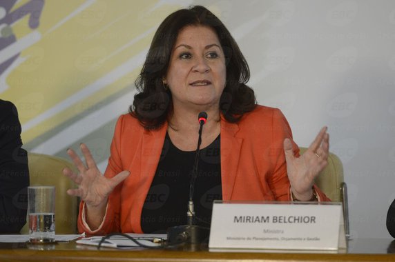 Ministra do Planejamento, Miriam Belchior, disse neste sábado (20) que o governo pode tomar medidas disciplinares, após o erro cometido pelo IBGE nos cálculos da Pesquisa Nacional por Amostra de Domicílios (Pnad) 2013; segundo ela, as possíveis ações só serão definidas após a conclusão de uma comissão de sindicância, a ser criada para apurar a falha; "O governo ficou chocado com esse erro. É um erro gravíssimo que foi cometido", disse Belchior, em coletiva com outros ministros