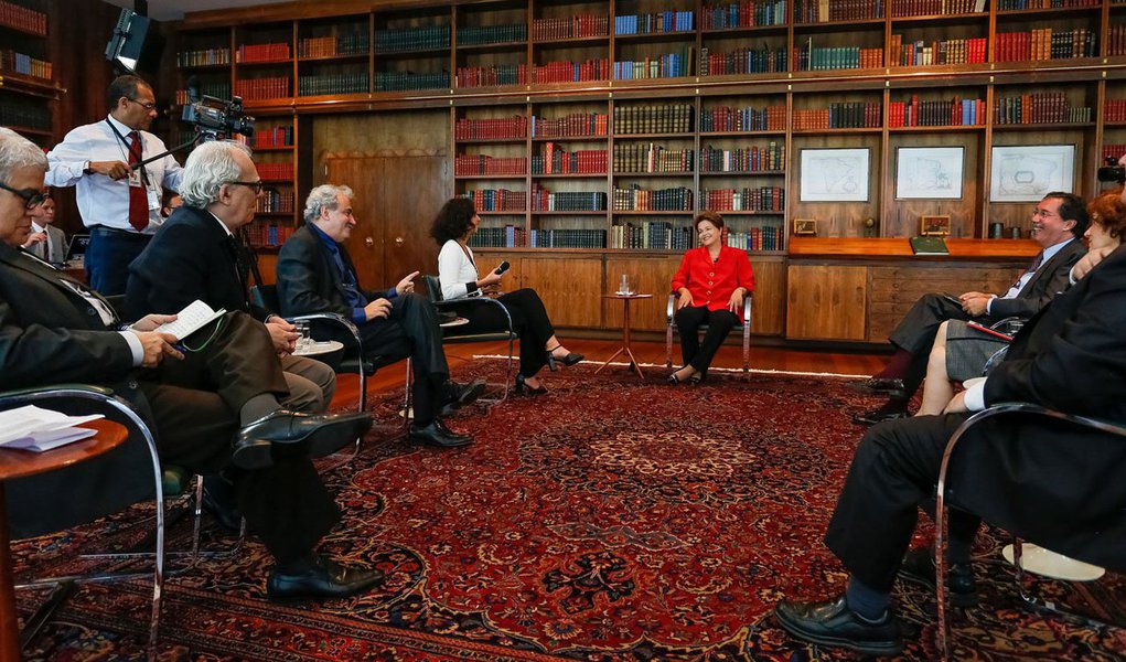 "Independência do Banco Central é o que está sendo proposto, autonomia acho que não precisa de lei nenhuma", disse a presidente durante sabatina do jornal O Globo. "Eu sou a favor da autonomia relativa do Banco Central e pratico", acrescentou Dilma Rousseff. Ainda na entrevista, ela disse ter confiança de que não será afetada pela delação premiada do ex-diretor da Petrobras Paulo Roberto Costa sobre irregularidades na estatal