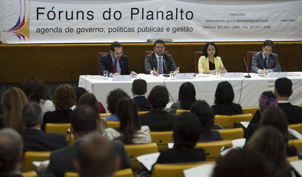 Regras para implementação da lei que regula as parcerias e o repasse de dinheiro da União para organizações não governamentais (ONGs) serão apresentadas em novembro. Entre outras novidades, está prevista a substituição dos convênios por dois novos instrumentos: os termos de colaboração e fomento. A lei também estabelece que o governo terá que realizar chamamento público, uma espécie de edital de concorrência, para selecionar organizações parceiras. O Governo abriu consulta pública na internet, que pode ser acessada na página da Secretaria-Geral da Presidência