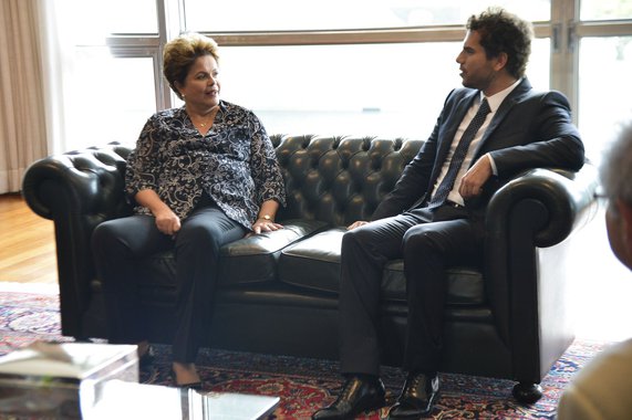 Presidente Dilma recebeu hoje o ganhador da Medalha Fields, o brasileiro Artur Avila, e representantes do Instituto Nacional de Matemática Pura e Aplicada (Impa) e da Academia Brasileira de Ciências; o matemático Jacob Palis, presidente da Academia, disse que o grupo defendeu que os investimentos no setor passem de 1,2% a 2% do PIB