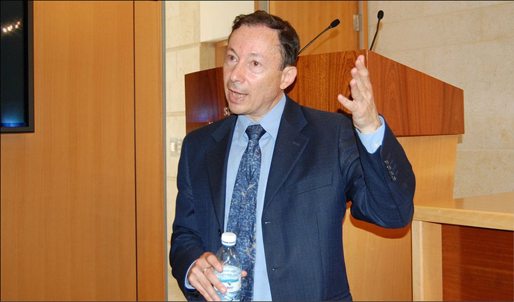 O porta-voz do Ministério das Relações Exteriores de Israel, Yigal Palmor, deixou o cargo que ocupava desde 2008. Palmor se envolveu em uma polêmica com a diplomacia brasileira ao chamar o país de "anão diplomático", por ter condenado o genocídio patrocinado por Benjamin Natanyahu na Faixa de Gaza; ex-porta-voz disse que sua saída já estava decidida desde março; presidente israelense, Reuven Rivlin, eleito depois da crise diplomática entre os dois países, pediu desculpas a Dilma Rousseff pela atitude do porta-voz