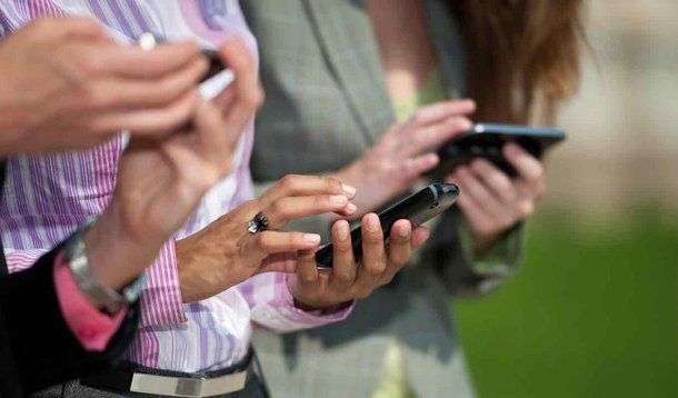 O Brasil encerrou 2014 com 280,73 milhões de linhas ativas na telefonia móvel, alta de 3,55% sobre dezembro de 2013; desse total, os acessos pré-pagos totalizaram 212,93 milhões e os pós-pagos, 67,8 milhões ; o Brasil possuía em dezembro 6,76 milhões de acessos móveis de quarta geração ante 1,31 milhão de linhas ativas 4G sobre um ano antes