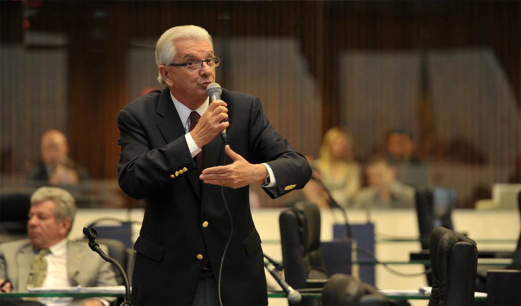 Ministério Público do Paraná contra o deputado estadual Nelson Justus (DEM) acusa o parlamentar de ter transformado o gabinete da presidência da Assembleia Legislativa (Alep) em “máquina político-eleitoreira”, entre os anos de 2007 e 2010; a denúncia apresentada pelo MP envolve outros 31 funcionários ligados ao gabinete de Justus pelos crimes de formação de quadrilha, lavagem de dinheiro, peculato e falsidade ideológica; a acusação do MP tem como base a suspeita de contratação de funcionários fantasmas para desviar dinheiro público
 