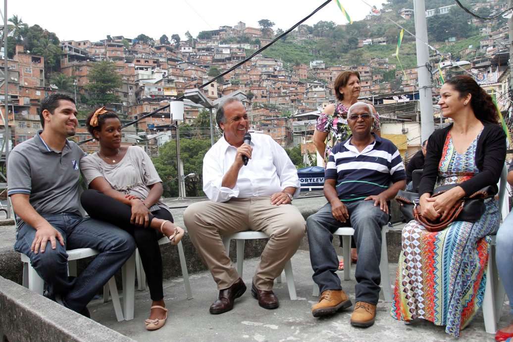 O governador do Rio, Luiz Fernando Pezão (PMDB), candidato à reeleição, afirmou que as acusações do ex-diretor da Petrobras Paulo Roberto Costa sobre desvios de recursos de contratos na estatal não afetam a sua campanha; segundo o ex-dirigente, o ex-chefe do Executivo fluminense Sérgio Cabral (PMDB) foi um dos beneficiados do esquema; em conversa com empreendedores na zona norte da capital fluminense, Pezão negou ter tido envolvimento com Paulo Roberto Costa e disse que a sua relação com o ex-diretor era apenas "institucional"