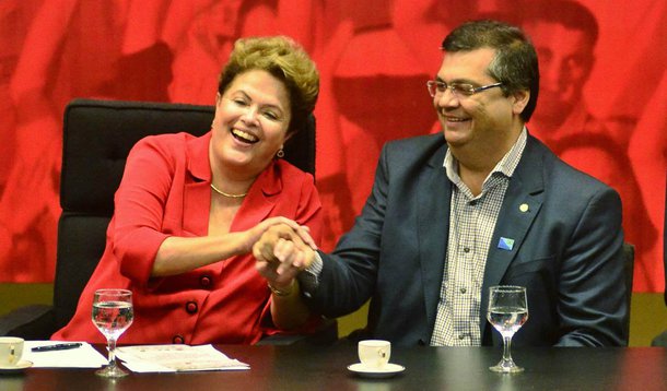 A presidente Dilma confirmou, em Brasília, ter enviado material de campanha em apoio à Flávio Dino (PCdoB); a candidata à reeleição pôs fim às especulações, confirmando envio de santinhos, faixas e banners em quem ela aparece ao lado do candidato da oposição ao governo do estado; no Maranhão, o PT optou por apoiar formalmente a candidatura de Edison Lobão Filho (PMDB); boa parte da militância petista, no entanto, decidiu apoiar o comunista, que lidera em todas as pesquisas de intenções de voto divulgadas até agora