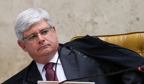 "Estou certo que, uma vez levantado o sigilo do caso pelo Ministro Teori Zavascki, o trabalho até este momento realizado será esquadrinhado e submetido aos mais duros testes de coerência", diz o procurador-geral da República, Rodrigo Janot, em carta endereçada a seus colegas do Ministério Público; "Não espero a unanimidade nem a terei", acrescenta ele sobre os pedidos de investigação enviados ao STF; além de arquivar pedido de investigação contra o senador tucano Aécio Neves, ele deixou a presidente Dilma Rousseff fora da lista; "Não guardo o dom de prever o futuro, mas possuo experiência bastante para compreender como a parte disfuncional do sistema político comporta-se ao enfrentar uma atuação vigorosa do Ministério Público no combate à corrupção"