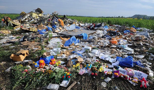 Segundo relatório divulgado na Holanda, avião da Malaysia Airlines, que caiu na Ucrânia, partiu-se em vários pedaços durante o voo, depois de ter sido atingido por numerosos objetos a alta velocidade; desastre matou 298 pessoas, a maioria de nacionalidade holandesa
