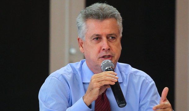 O governo do Distrito Federal estuda fazer um novo pedido de adiantamento do Fundo Constitucional à União; o pedido foi negado uma vez, mas agora a equipe do governador Rodrigo Rollemberg tem a seu favor uma medida cautelar concedida pelo TCU; o GDF tem 15 dias para encaminhar os documentos do pedido de antecipação e os ministérios da Fazenda e Planejamento, o mesmo prazo para encaminhar as justificativas que negaram o pedido