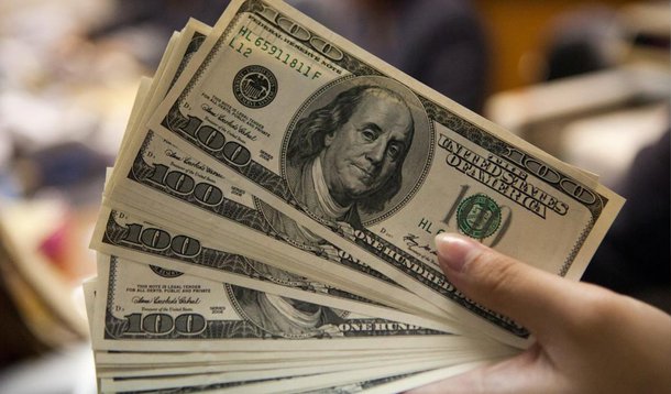 Queda da moeda norte-americana ante o real nesta sexta-feira 20, diante do bom humor generalizado nas praças financeiras internacionais, anula os ganhos acumulados na semana; dólar caiu 2,01%, a R$ 3,2302 na venda
 