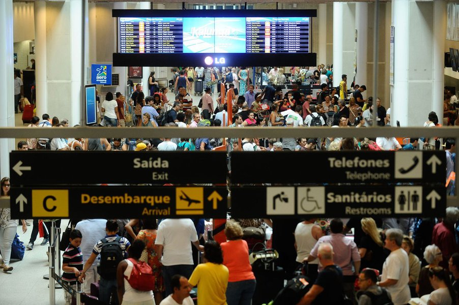 "Tirando o fato de que o meu voo está atrasado 2 horas, fico feliz em ver o aeroporto Internacional do Rio de Janeiro lotado de famílias que antes só conseguiam viajar de ônibus! Gente que tinha que se apertar pelas rodoviárias do Brasil! E sei também que isso incomoda muita gente, que não quer dividir espaços com famílias mais humildes", postou o cantor Tico Santa Cruz; "Vamos a luta por um país melhor e mais justo!"