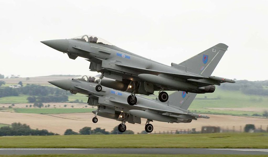 Aviões russos foram detectados voando sobre o Canal da Mancha, ao sul da Inglaterra, na quarta-feira, e os caças decolaram a partir das bases da Força Aérea Real (RAF, na sigla em inglês) em Lossiemouth, na Escócia, e Coningsby, no leste da Inglaterra; "Os aviões russos foram escoltados pela RAF até saírem da área de interesse britânica. Em nenhum momento as aeronaves militares russas entraram no espaço aéreo de soberania britânica", disse o Ministério da Defesa em comunicado