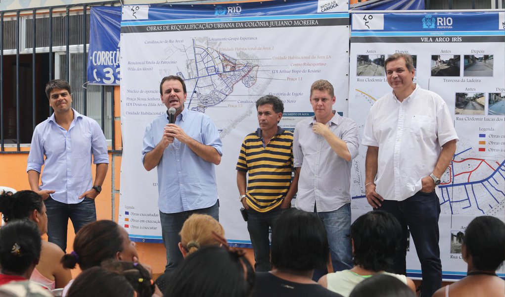 Atual prefeito do Rio, Eduardo Paes (PMDB), usou discurso oficial para promover o deputado federal Pedro Paulo (PMDB-RJ) à sua sucessão em 2016; "Vocês estão aqui ao lado do futuro prefeito do Rio. Ele vai continuar este trabalho para a gente poder...", discursou Paes, durante ato de entrega de casas populares em Jacarepaguá; "Agora não tem problema falar porque não estamos em época de eleição. Mas aqui está a pessoa que, neste tempo todo, foi uma espécie de primeiro-ministro do meu governo", acrescentou