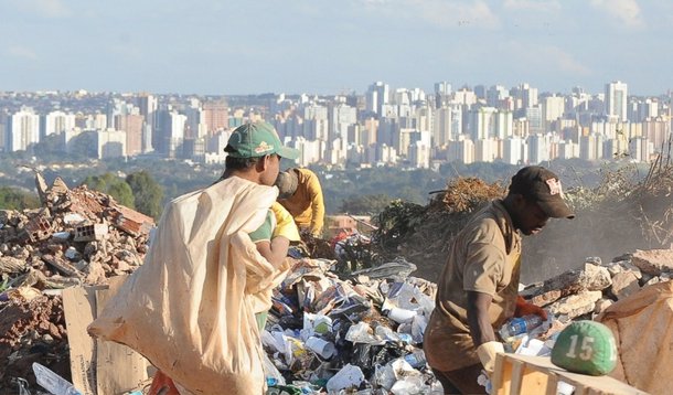 A ministra do Meio Ambiente, Izabella Teixeira, disse nesta quarta-feira (15) que o governo federal não concorda em prorrogar o prazo, que terminou em 2 agosto deste ano, para que os municípios fechem os lixões; a Câmara dos Deputados aprovou ontem (14) o texto da Medida Provisória (MP) 651/14 ampliando o prazo até 2018; a proposta segue para o Senado