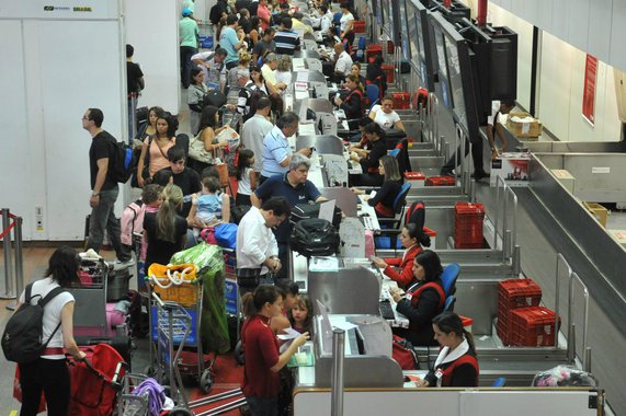 O Aeroporto Internacional de Brasília Juscelino Kubitschek foi considerado o segundo melhor de acordo com a pesquisa de satisfação dos passageiros realizada pela Secretaria de Aviação Civil (SAC) entre os meses de junho e setembro deste ano, incluindo 15 aeroportos; em abril de 2013, o terminal ocupava a 13ª colocação; também conquistou o 2º lugar em tráfego doméstico de passageiros e é o 3º no tráfego internacional