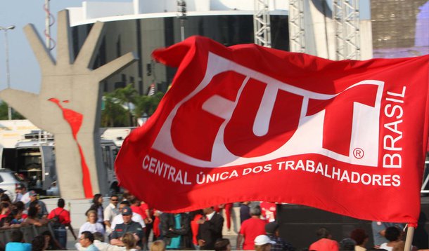 Centrais sindicais lideradas pela Central Única dos Trabalhadores (CUT) informaram nesta quarta (6) que irão convocar uma paralisação nacional no próximo dia 29; segundo as entidades, os protestos serão contra o projeto de terceirização e as mudanças no seguro-desemprego e na aposentadoria, além do ajuste fiscal proposto pelo governo federal