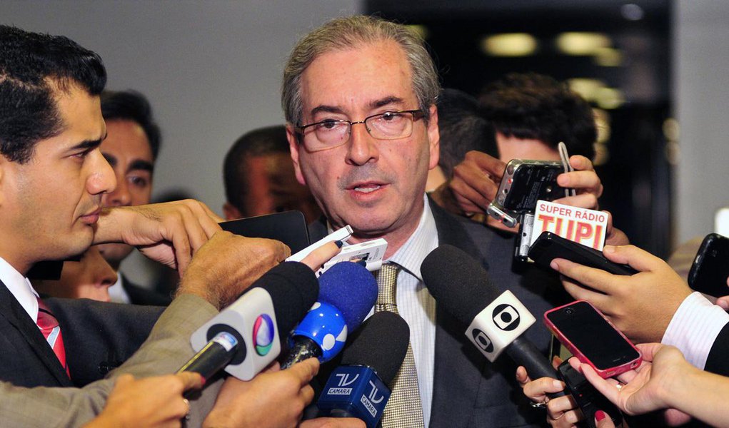 Presidente da Câmara Federal, deputado Eduardo Cunha (PMDB-RJ), autorizou a criação de uma comissão especial que pretende retomar a discussão de um projeto patrocinado pela bancada evangélica que define família apenas como união entre homem e mulher; a proposta proíbe a adoção de crianças por casais homossexuais e pode causar atritos com ativistas do movimento gay e com a bancada do PT