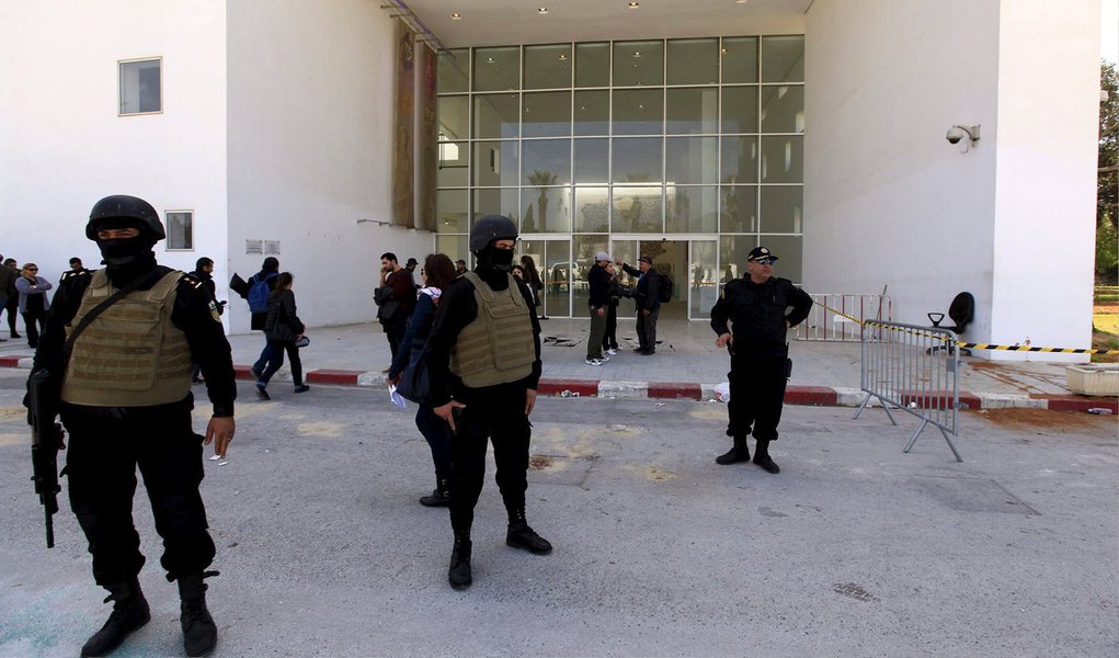 Atentado a um museu na capital tunisiana nesta quarta-feira matou 20 turistas estrangeiros, de acordo com uma gravação de áudio distribuída online