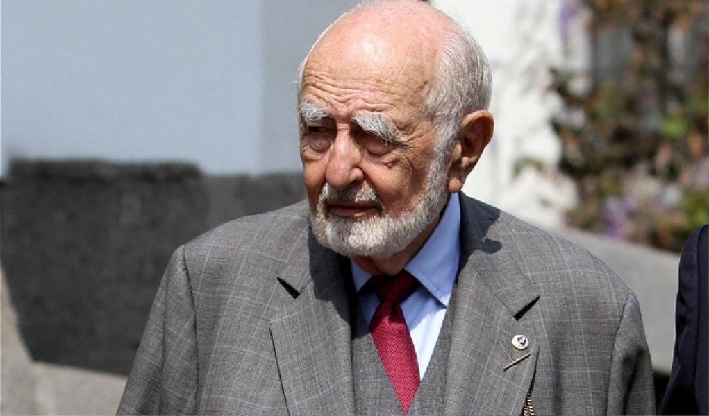 Agustín Edwards Eastman, dono do jornal El Mercurio, foi condenado à expulsão do Colégio de Jornalistas do Chile; em decisão tida como histórica pelo presidente da entidade, Javiera Olivares, o Tribunal de Ética do conselho aceitou acusação contra Augustín, de ter recebido patrocínio da agência de inteligência dos Estados Unidos, a CIA, para desestabilizar o governo de esquerda de Salvador Allende; suas ações levaram ao golpe militar de 11 de setembro de 1973; "Este é um passo muito importante para a nossa escola", disse Olivares