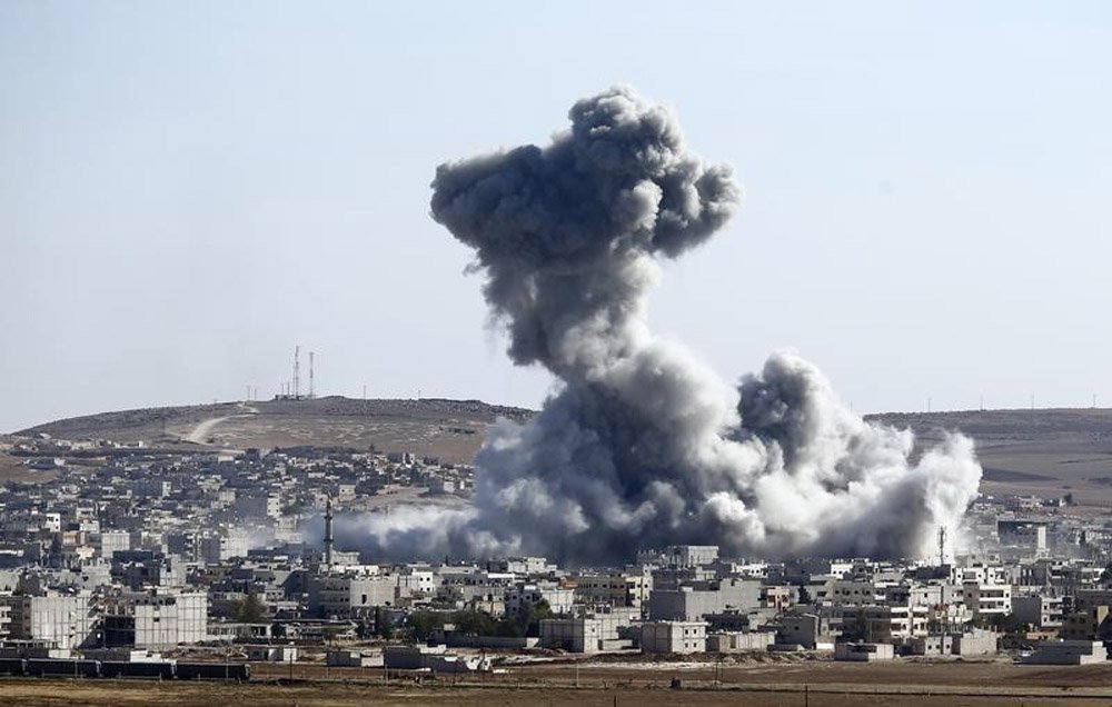 FumaÃ§a em cidade sÃ­ria de Kobani apÃ³s ataque aÃ©reo nesta quarta-feira.  REUTERS/Kai Pfaffenbach