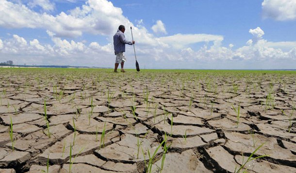 Volume dos reservatórios da bacia do Rio Paraíba do Sul chegou a 9%; caso não se confirme o período chuvoso, que começa na segunda quinzena de novembro, a situação pode se complicar e o percentual cair para 4% no início de dezembro; segundo o diretor-executivo do Comitê Guandu, Julio Cesar Antunes, as simulações são feitas para os piores cenários; "Entre agosto e setembro, nos baseamos em 1955, que foi a pior estiagem para o período. Para outubro, o ano mais crítico foi o de 1968. Confirmados esses cenários, chegaremos a esta projeção de 4% de reservatório equivalente no início de dezembro"