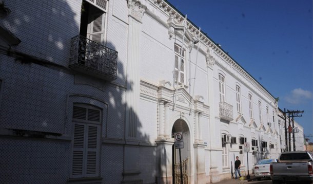 Os funcionários da Santa Casa de Misericórdia de São Luís decidiram entrar em greve por tempo indeterminado; a categoria reivindica o pagamento dos salários de dezembro do ano passado, que estariam atrasados, e melhores condições de trabalho; o ambulatório, centro cirúrgico, e setores de urgência e emergência, estão fechados; a mobilização envolve enfermeiros, técnicos de enfermagem, maqueiros, agentes de limpeza e porteiros