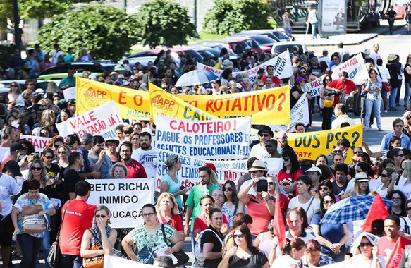 O protesto de professores neste fim de semana em Maringá, Noroeste do estado, contra a deputada cantora Mara Lima (PSDB), foi apenas uma amostra do que ainda poderá vir pela frente; ela foi escrachada publicamente durante show gospel na Cidade Canção; a APP-Sindicato aprovou no final de março, no conselho estadual da entidade, um cronograma de manifestações que consiste na "recepção ao governador, vice-governadora e deputados onde houver agenda pública"
 
 