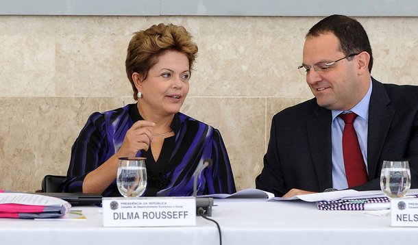 Em uma reunião no Planalto com a bancada do PT no Senado, ministro do Planejamento, Nelson Barbosa, sinalizou que o governo planeja aumentar a tributação sobre grandes fortunas: 'Nós colocamos que seria muito importante que tivéssemos também medidas que atingissem quem tem renda maior na sociedade, seja na área de impostos ou outras medidas. E ele [Barbosa] disse o seguinte: estamos estudando e vai haver medidas que vão atingir o andar de cima', afirmou a senadora Gleisi Hoffmann (PR)