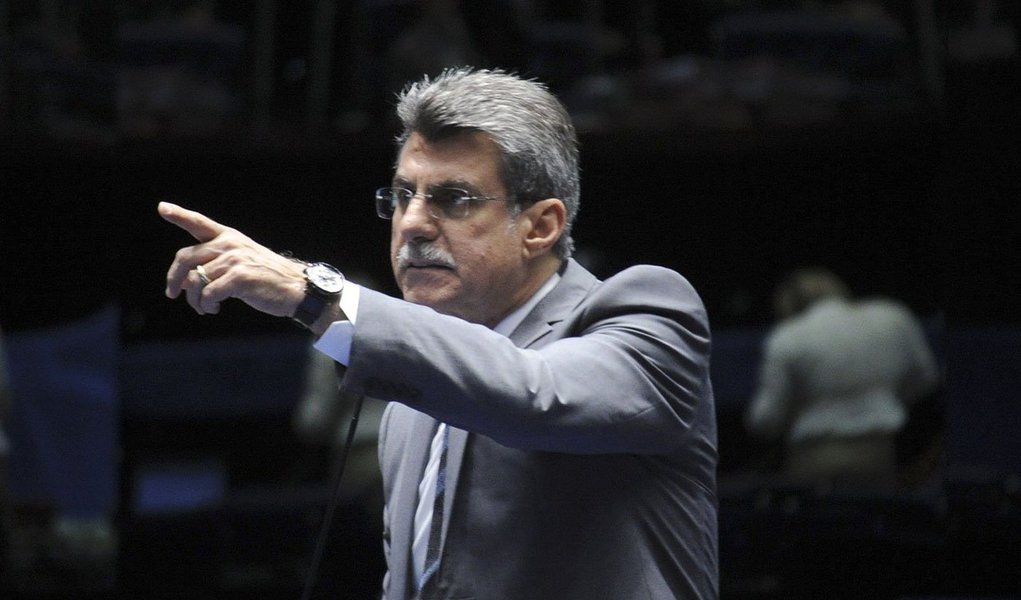 Relator do projeto que altera o cálculo do superávit primário, senador Romero Jucá (PMDB-RR) fez apenas uma modificação na redação original, trocando a expressão "meta de superavit" por "meta de resultado", uma vez que não se sabe se o Planalto fechará o ano com deficit ou superávit primário; parlamentar rejeitou as 80 emendas apresentadas por deputados e senadores