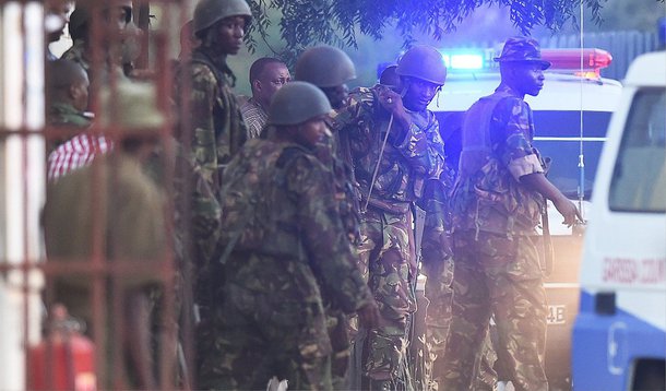 Cinco pessoas foram detidas e interrogadas por suspeita de envolvimento no ataque do grupo radical islâmico Al Shebab a uma universidade no Quênia, que matou 148 pessoas; a informação foi confirmada pelo Ministério do Interior em Nairobi; um dos agressores foi preso enquanto fugia da cena do assassinato; o porta-voz do ministério, Mwenda Njoka, informou que, em seguida foram detidos os demais; três deles tentavam atravessar a fronteira para a Somália, no momento da prisão