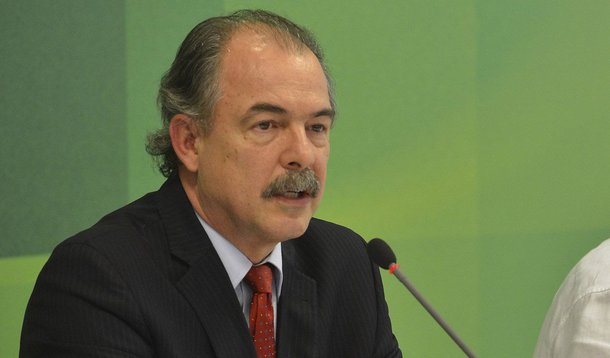 O ministro-chefe da Casa Civil, Aloizio Mercadante, defendeu nesta segunda-feira a realização do ajuste fiscal para manter o grau de investimento no Brasil; segundo o ministro, as agências de classificação de risco devem manter o rating brasileiro se o país fizer o ajuste fiscal, acrescentando que o grau de investimento é necessário para atrair recursos externos para investir em infraestrutura