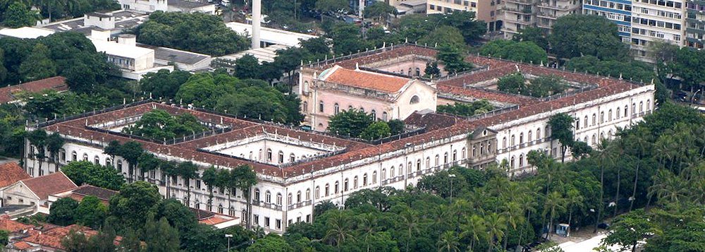 Funcionários da UFRJ iniciaram uma paralisação em resposta às condições de trabalho dos funcionários e os cortes de investimento do governo Federal; todas as atividades administrativas estão envolvidas na greve; diretor geral da entidade, Francisco de Assis dos Santos afirmou que a interrupção dos serviços irá durar 24 horas; "A gente não admite que haja trabalhadores em uma instituição federal sem salários. Somos solidários porque existem trabalhadores em situação de escravidão aqui. As mulheres não estão podendo ir ao banheiro [por falta de produtos de higiene], a situação está precária"