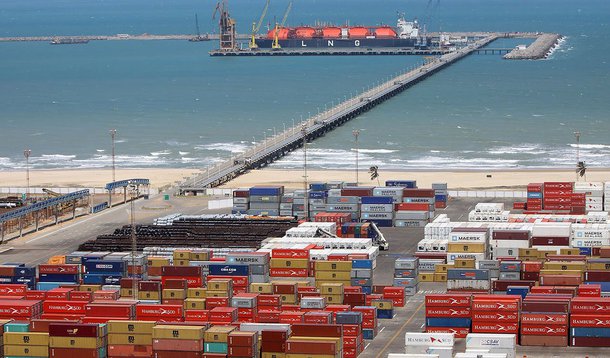 A projeção para o fechamento da balança caiu pela sexta vez, de US$ 400 milhões para apenas US$ 100 milhões. Há duas semanas, analistas e investidores estimavam saldo positivo (exportações maiores que importações) de US$ 1 bilhão e, no início do mês, superávit de US$ 2 bilhões