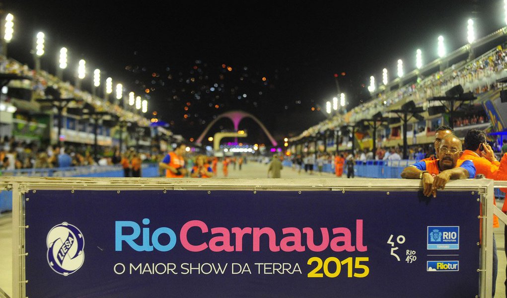 Depois do desfile das escolas do Grupo Especial do carnaval carioca no domingo (15) e na segunda-feira (16), nessa terça (17) foi a vez dos pequenos sambistas ocuparem a Marquês de Sapucaí, com as 16 escolas mirins que fecharam os desfiles. Os componentes têm entre 5 e 21 anos. Cada uma das escolas levou cerca de 400 crianças e adolescentes para o sambódromo e teve 30 minutos para se apresentar