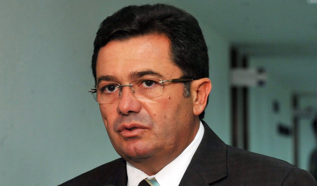 A coluna do jornalista Cláudio Humberto voltou a bater na CPI que apura as denúncias de desvios e corrupção na Petrobras. Segundo o jornalista, o PMDB vai bancar "a indicação de Vital do Rêgo, presidente da CPI e da CPMI da Petrobras, ao cargo de ministro do Tribunal de Contas da União (TCU"), em substituição ao ministro José Jorge, que "apurou o roubo de R$ 3 bilhões". Segundo ele, Vital do Rêgo vem sendo chamado em Brasília de "engavetador-geral" da CPI e da CPMI"