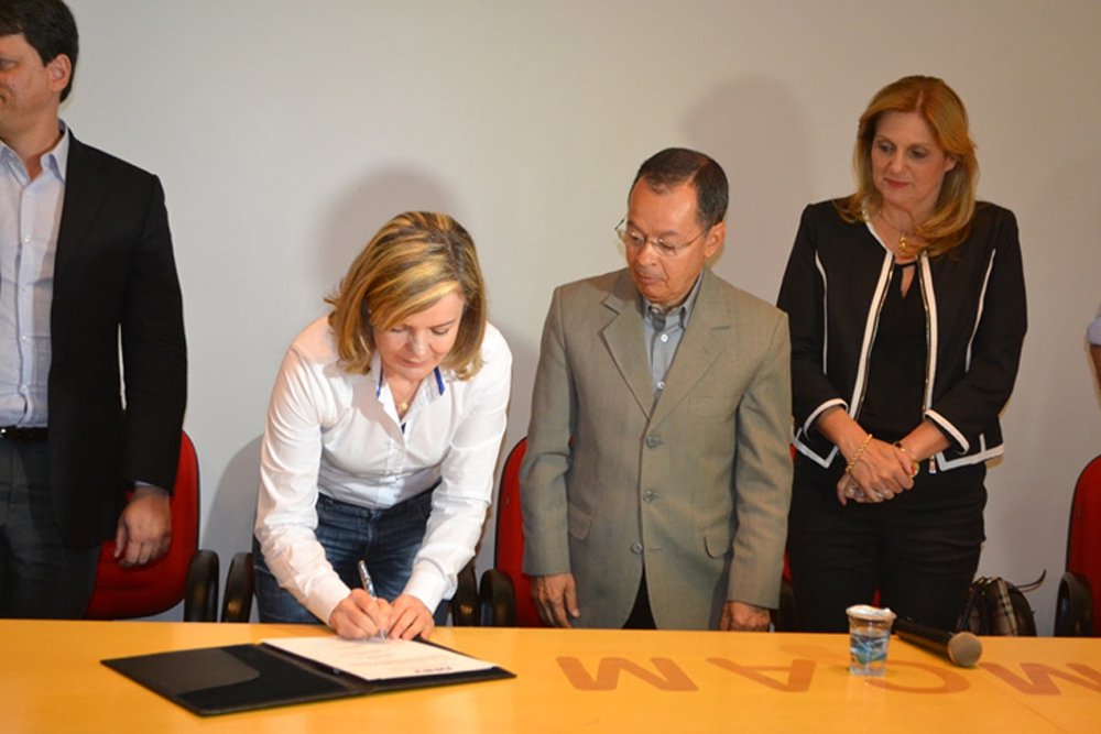 A declaração da senadora Gleisi Hoffmann (PT) ocorreu durante assinatura da ordem de serviço das obras BR-158, entre Campo Mourão e Palmital; segundo a parlamentar, a execução das obras é um projeto integrado de crescimento do país; “O Paraná é um dos estados que mais recebe recursos – cerca de R$ 5 bilhões de reais em investimentos só em rodovias federais. Portanto, não é verdade que o Paraná não recebe investimentos da União", disse, rechaçando as afirmações do governador Beto Richa (PSDB) durante a campanha eleitoral de que o governo da presidente Dilma ((PT) retalia o estado
 
 
 
 
 