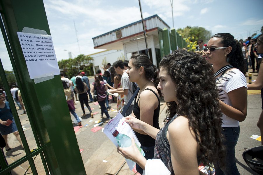 De acordo com nota do Ministério da Educação, que apontou que a prova transcorreu "dentro da normalidade nos 1.752 municípios", o Inep e parceiros institucionais monitoraram pelas redes sociais as postagens relacionadas ao Enem; ministro da Educação, Henrique Paim, lamentou profundamente o falecimento da participante Edivania Florinda de Assis na escola em que realizaria a prova, em Olinda (PE)